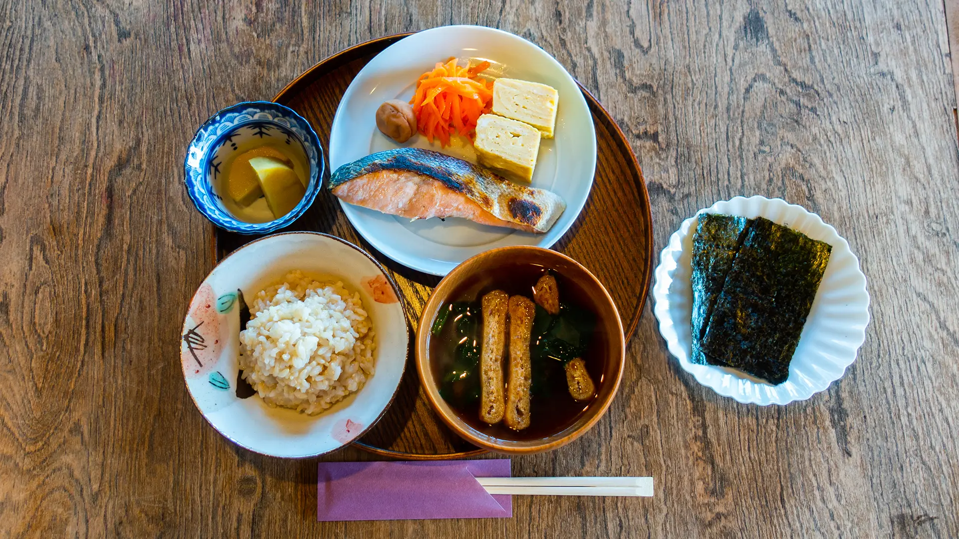 毎日8:00〜お出ししている和朝食。炊いたんとお味噌汁の具材は季節で変えています。